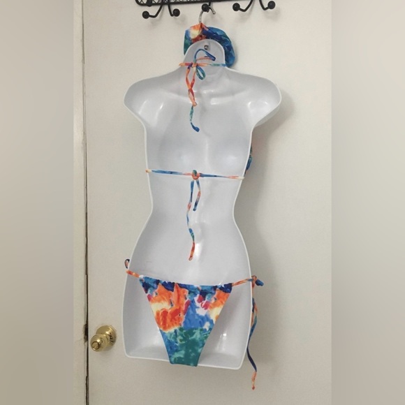 Bikini - Picture 2 of 3